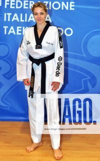 Claudia Gerini feet photo thumbnail