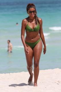 Claudia Jordan feet photo thumbnail
