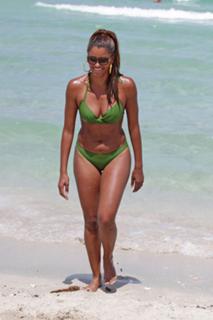 Claudia Jordan feet photo thumbnail
