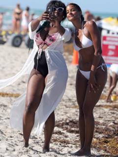 Claudia Jordan feet photo thumbnail