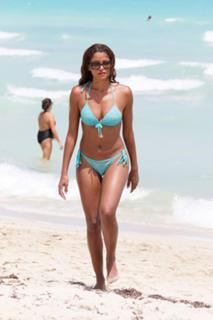 Claudia Jordan feet photo thumbnail