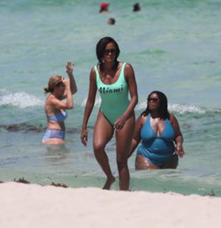 Claudia Jordan feet photo thumbnail