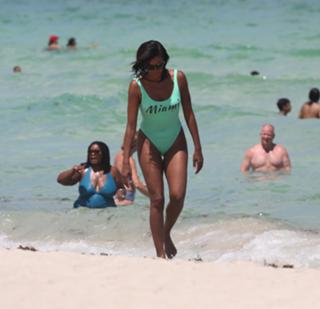 Claudia Jordan feet photo thumbnail