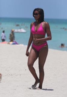 Claudia Jordan feet photo thumbnail