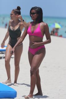 Claudia Jordan feet photo thumbnail