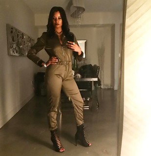 Claudia Jordan feet photo thumbnail