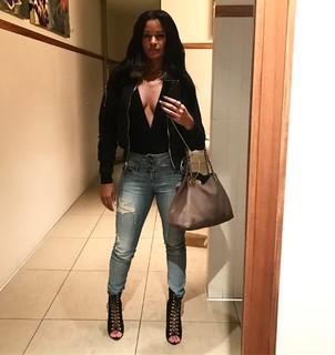 Claudia Jordan feet photo thumbnail