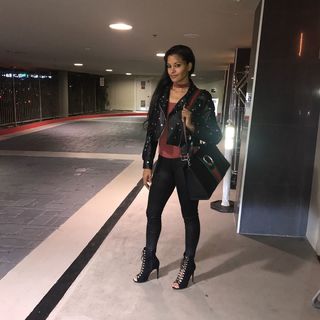 Claudia Jordan feet photo thumbnail