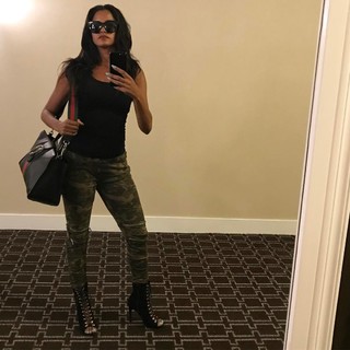 Claudia Jordan feet photo thumbnail