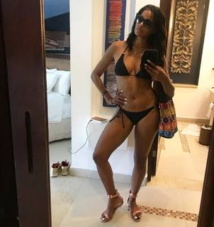 Claudia Jordan feet photo thumbnail