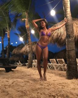Claudia Jordan feet photo thumbnail