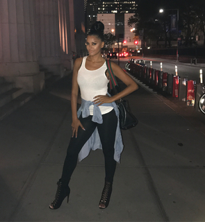 Claudia Jordan feet photo thumbnail