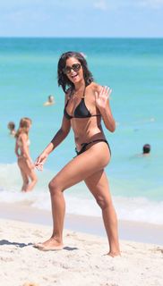 Claudia Jordan feet photo thumbnail