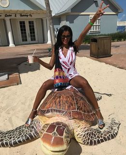 Claudia Jordan feet photo thumbnail