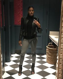Claudia Jordan feet photo thumbnail