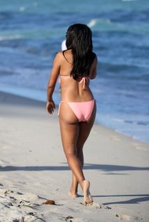 Claudia Jordan feet photo thumbnail