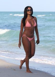 Claudia Jordan feet photo thumbnail