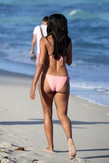 Claudia Jordan feet photo thumbnail
