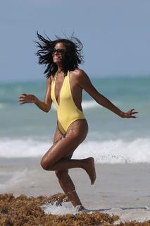 Claudia Jordan feet photo thumbnail