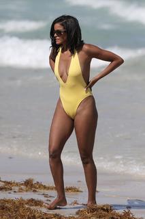 Claudia Jordan feet photo thumbnail