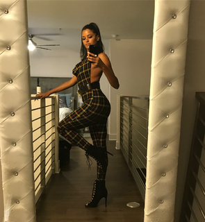 Claudia Jordan feet photo thumbnail