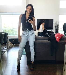 Claudia Jordan feet photo thumbnail
