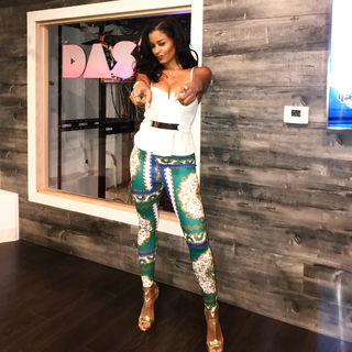 Claudia Jordan feet photo thumbnail