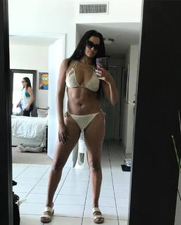 Claudia Jordan feet photo thumbnail