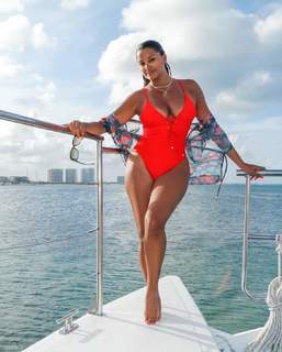 Claudia Jordan feet photo thumbnail