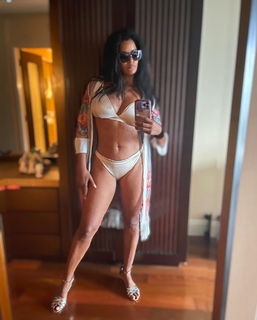 Claudia Jordan feet photo thumbnail