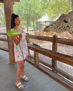 Claudia Jordan feet photo thumbnail