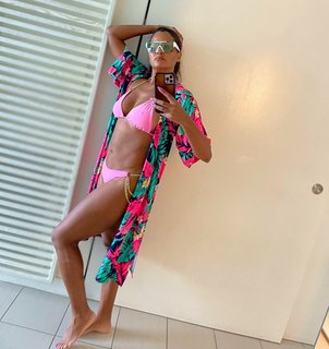 Claudia Jordan feet photo thumbnail