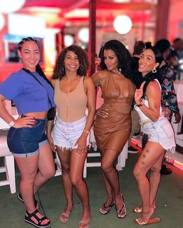 Claudia Jordan feet photo thumbnail