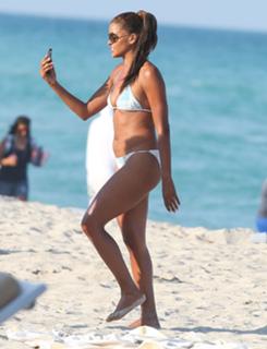 Claudia Jordan feet photo thumbnail