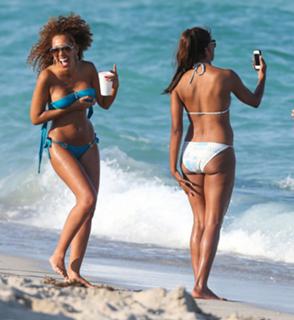 Claudia Jordan feet photo thumbnail