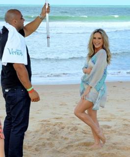 Claudia Leitte feet photo thumbnail