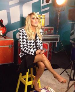 Claudia Leitte feet photo thumbnail