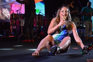 Claudia Leitte feet photo thumbnail