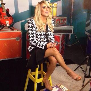 Claudia Leitte feet photo thumbnail