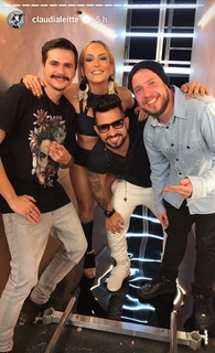 Claudia Leitte feet photo thumbnail