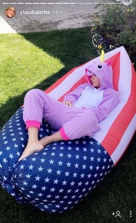 Claudia Leitte feet photo thumbnail