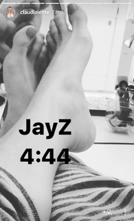 Claudia Leitte feet photo thumbnail