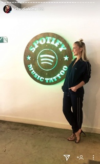 Claudia Leitte feet photo thumbnail