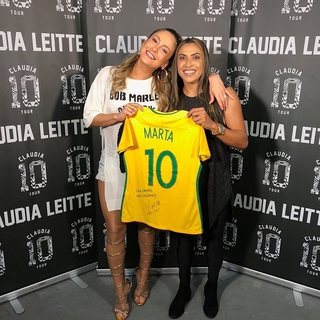 Claudia Leitte feet photo thumbnail