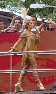 Claudia Leitte feet photo thumbnail