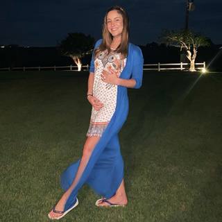 Claudia Leitte feet photo thumbnail