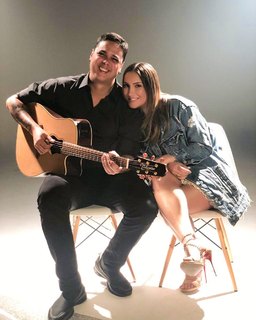 Claudia Leitte feet photo thumbnail