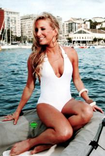 Claudia Leitte feet photo thumbnail