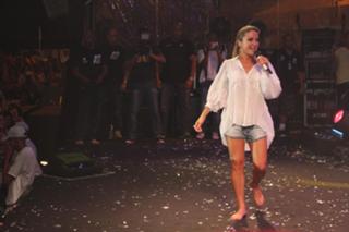 Claudia Leitte feet photo thumbnail