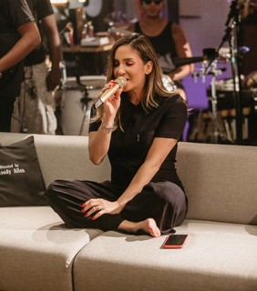 Claudia Leitte feet photo thumbnail